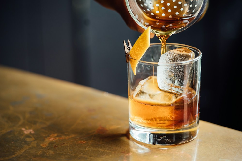 Bar tezgâhında kokteyl hazırlığı